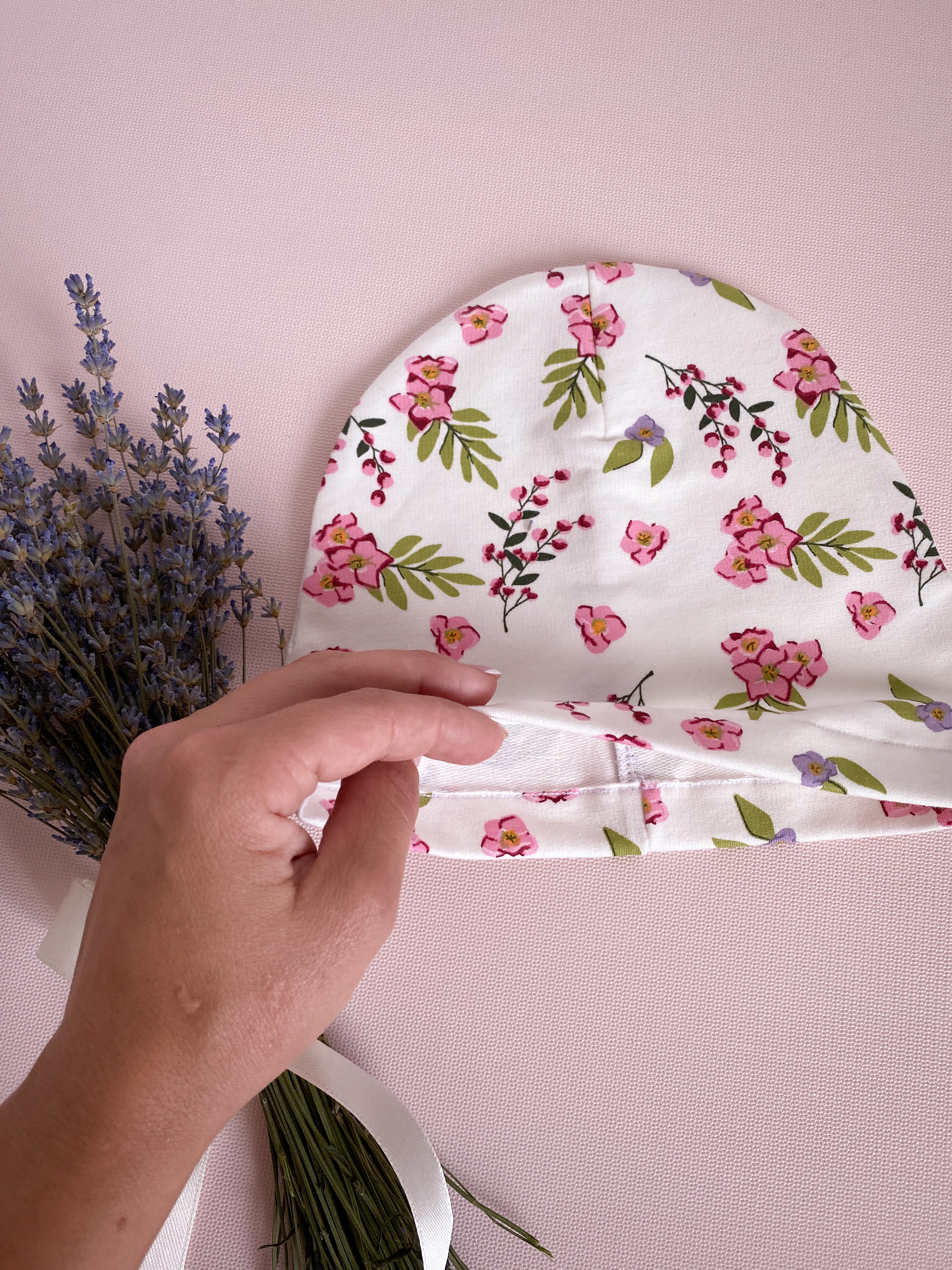 Шапка одношарова в дрібні квіти🌸